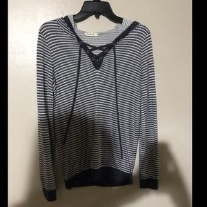 Cute light long sleeve top. Very comfy